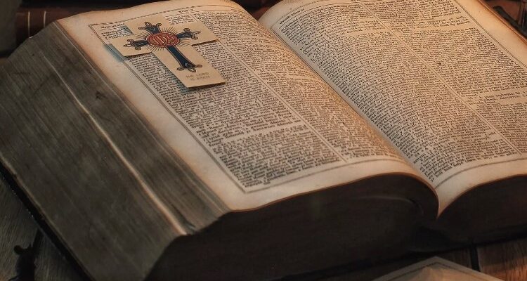 Що таке Біблія: основні факти та значення у сучасному світі