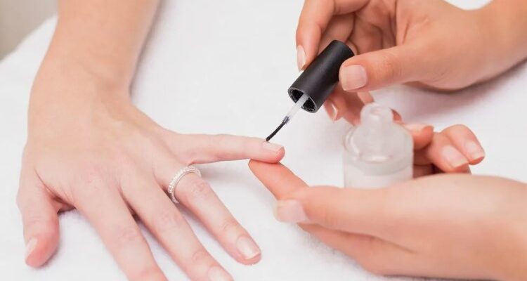 Дегідратор для нігтів: що це таке та як він покращує стійкість манікюру?