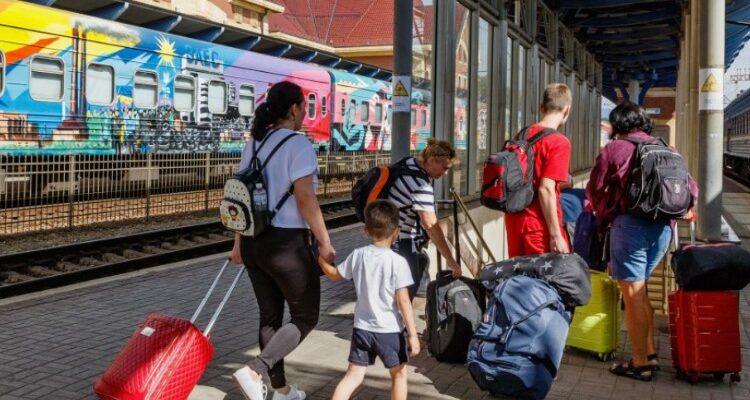 Еміграція: Визначення, причини та наслідки для сучасного суспільства