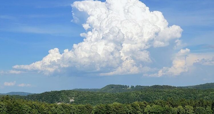 Що таке хмара: визначення, переваги та використання у бізнесі