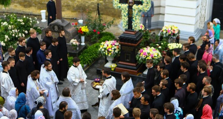 Панахида: Значення, Традиції та Проведення Поминальної Служби