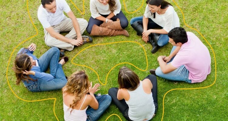 Що таке соціальні норми: Визначення, види та вплив на суспільство