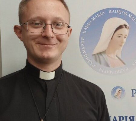 Диякон і священик: ключові відмінності у служінні церкві