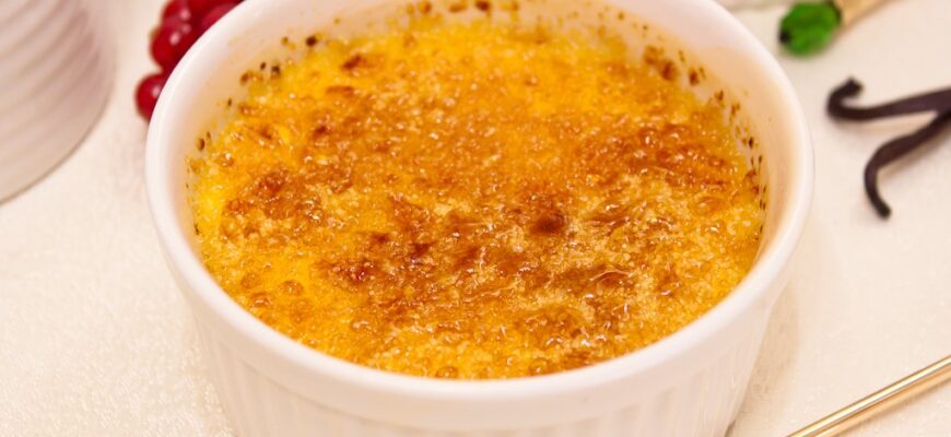 Крем-брюле: традиційний французький десерт з карамельною скоринкою