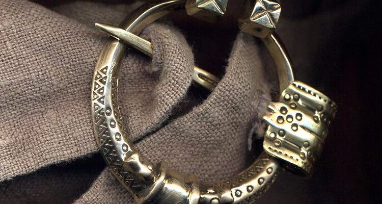 Фібула: історія та значення древньої застібки в моді та культурі