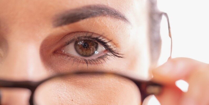 Акомодація ока: як зір адаптується до умов навколишнього середовища