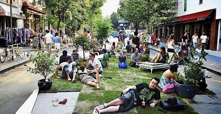 Що таке громадське місце: визначення, правила і важливість для суспільства