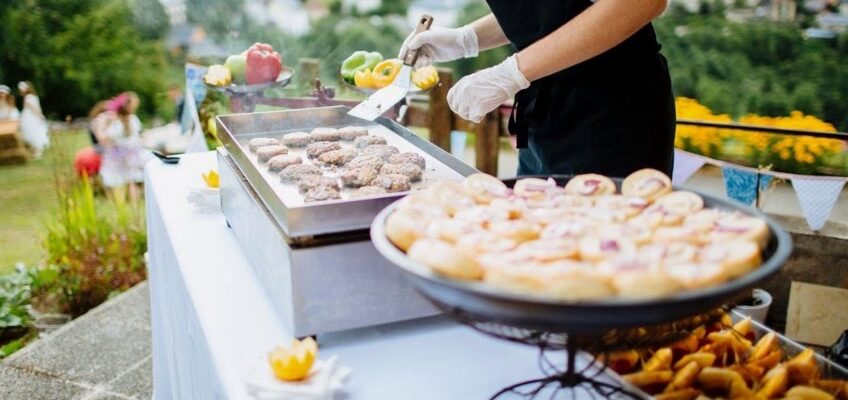 Все про кейтерінг: визначення, види послуг та основні переваги