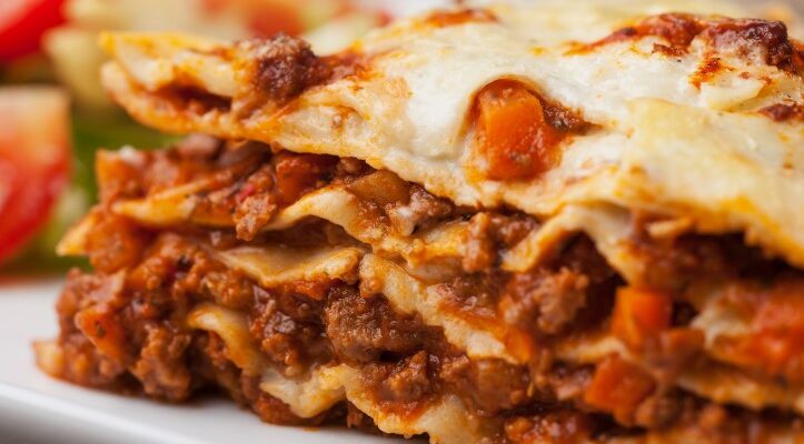 Вишукана Лазанья: Історія, Секрети Приготування та Різновиди Страви