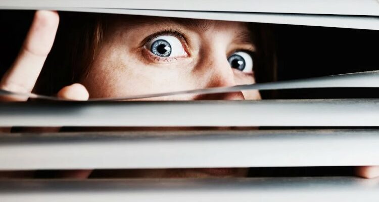 Параноя: Визначення, симптоми та як розпізнати розлад поведінки