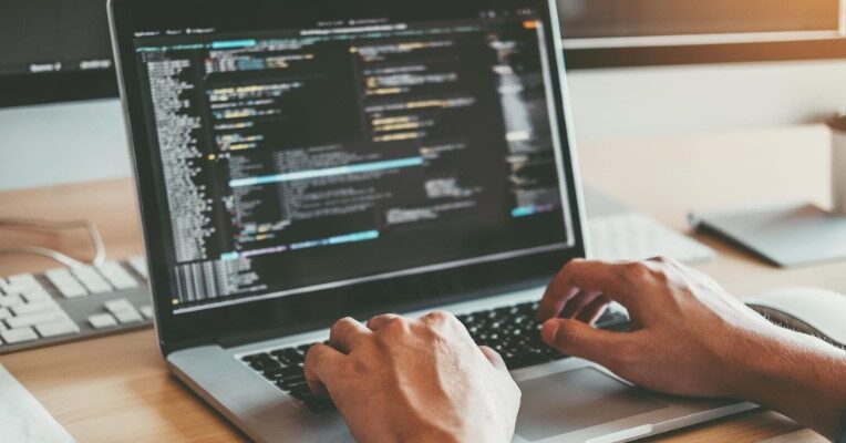 Програмування: Зв’язок між машинною логікою та людською творчістю