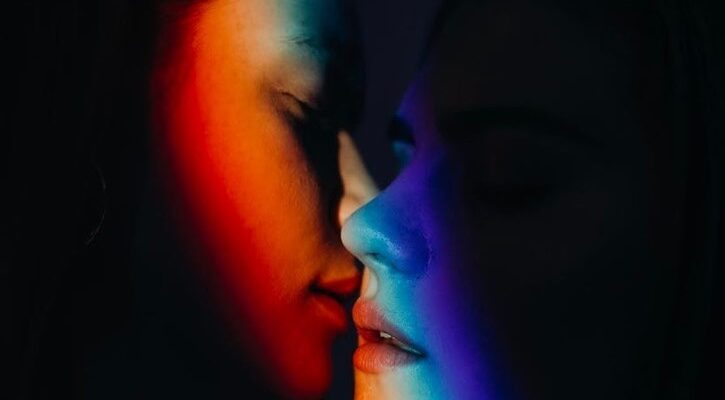 Райдужний поцілунок: що це таке та як зберегти свою безпеку?