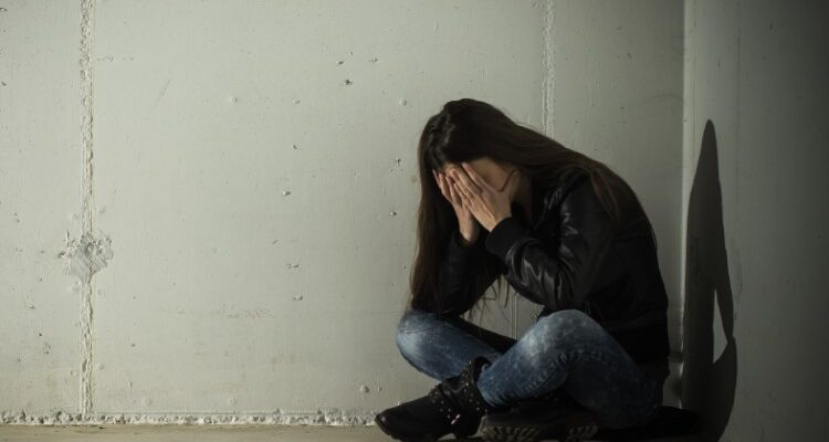 Що таке суїцид: визначення, причини та попередження явища