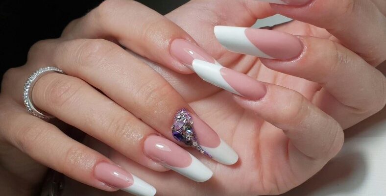 Викладний френч: секрет популярності сучасного манікюрного тренду