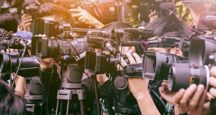 Що таке журналістика: Основи, принципи та значення професії