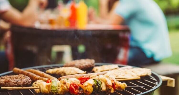 Барбекю: Що Це Таке та Як Організувати Ідеальний Вечір на Природі