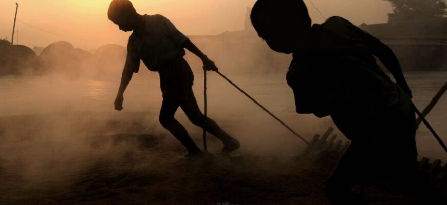 Ефективне Розуміння Експлуатації: Визначення та Вплив на Суспільство