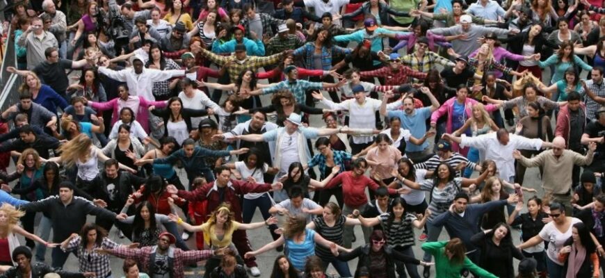 Що таке флешмоб: історія, типи та участь у масових акціях
