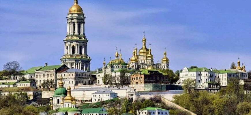 Лавра: Історія, значення та роль у духовній культурі України