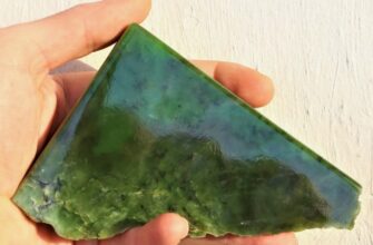 Нефрит: Властивості, Походження та Використання Цінного Мінералу