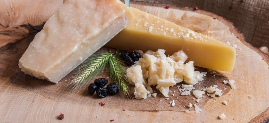 Пармезан: Відомий італійський сир, його властивості та користь