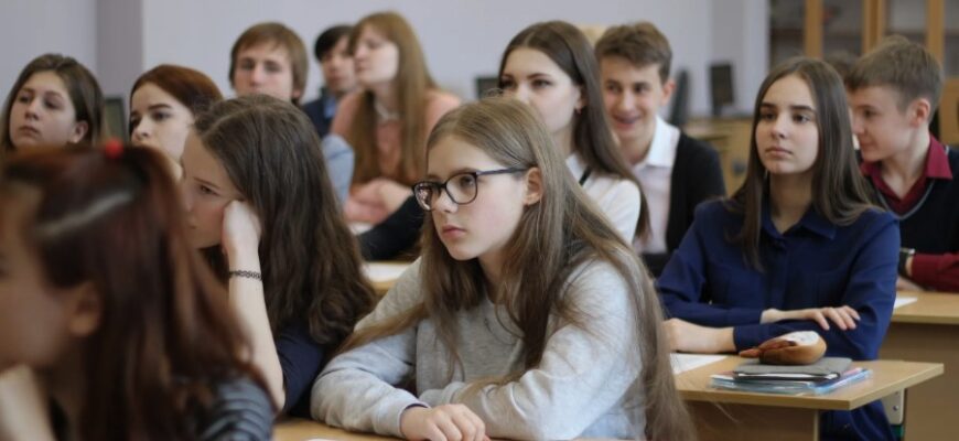 Що таке середня освіта: визначення, особливості та переваги навчання