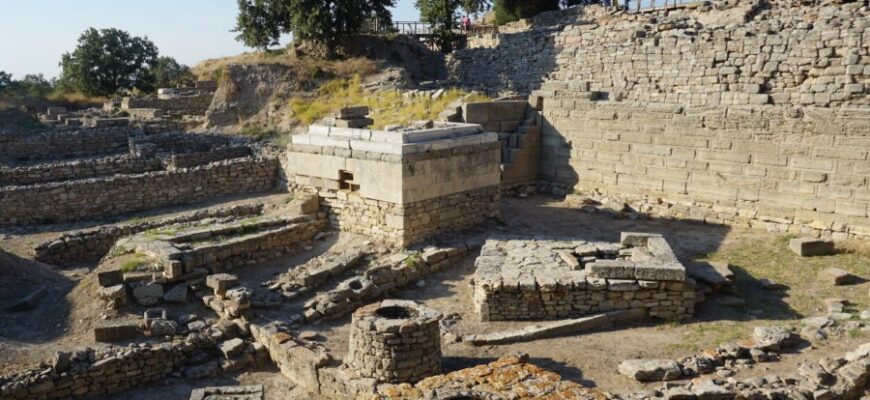 Троя: Історія, легенди та значення міста в античному світі