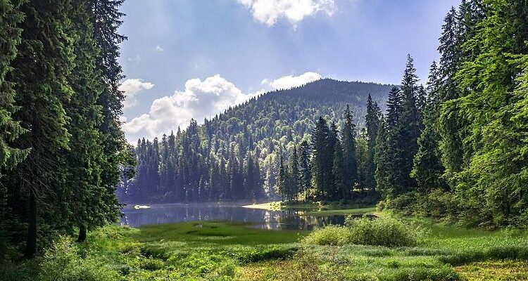Що таке Синевир? Історія та принади найбільшого озера Карпат