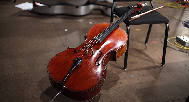 Різниця між контрабасом і віолончеллю: основні відмінності та звучання