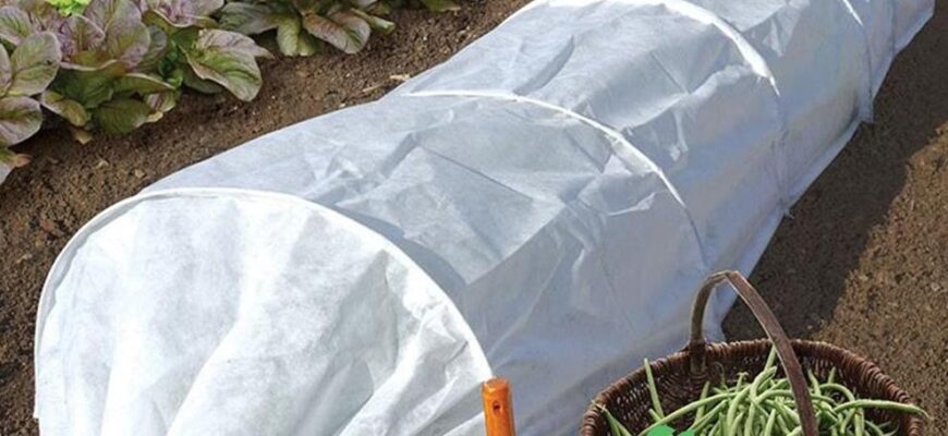 Різниця в укладанні агроволокна: якою стороною стелити правильно?