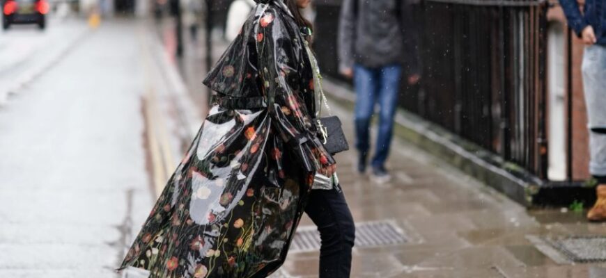 Як стильно носити плащ у дощ: корисні поради та актуальні тренди