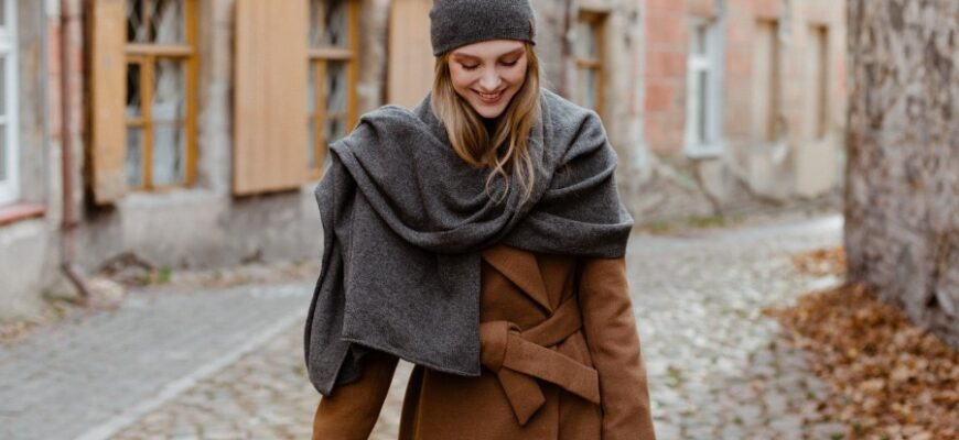 Стильні поради: як елегантно поєднати шарф із шапкою цієї зими