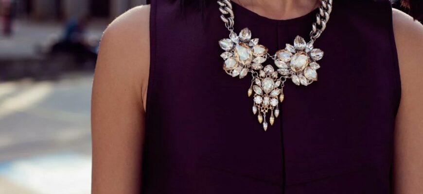 Як поєднувати біжутерію з одягом: створюємо збалансований образ