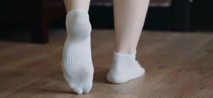 Ефективні методи очищення білих шкарпеток: поради та рекомендації