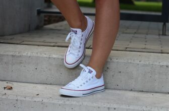 Як стильно поєднувати кеди з різними образами: поради та ідеї