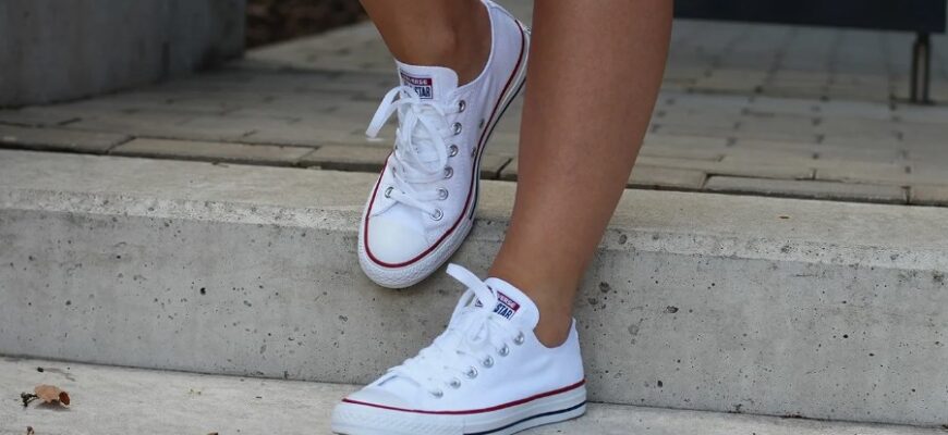 Як стильно поєднувати кеди з різними образами: поради та ідеї