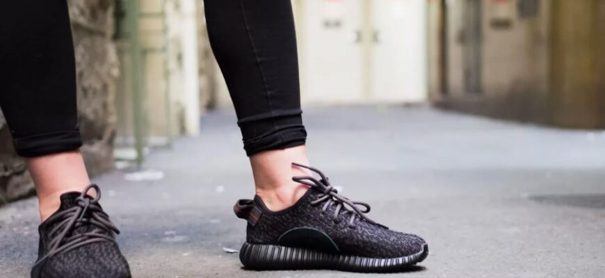 Стильні образи: з чим носити чорні кросівки в повсякденному житті