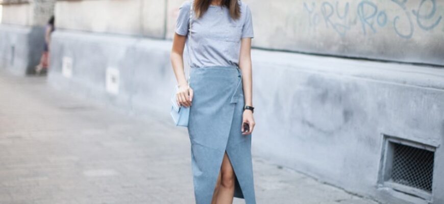 Стильні поєднання: з чим носити модну голубу спідницю цього сезону