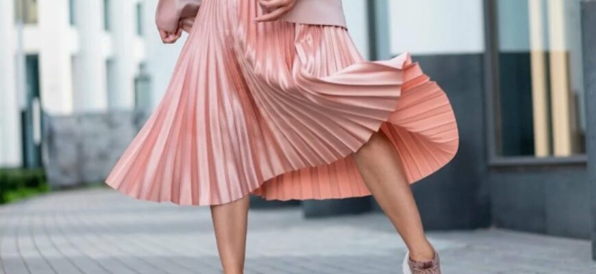 Як стильно поєднувати спідницю плісе: модні поради та тренди 2023