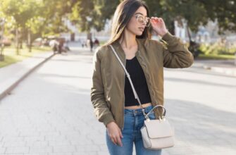 З чим носити жіночий бомбер: стильні поради та модні образи