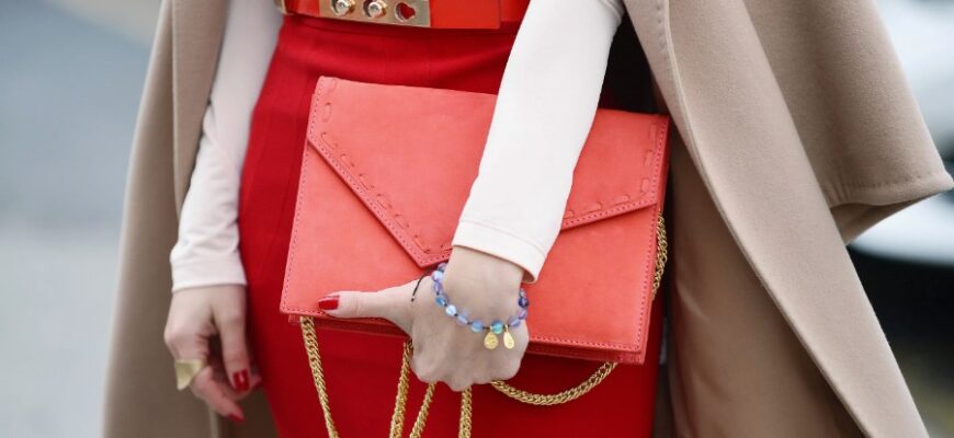 Як стильно поєднувати червону спідницю: поради для створення образу