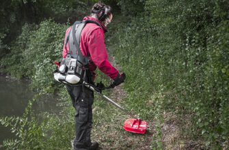 Чи безпечно косити бензокосою під час дощу: рекомендації та поради