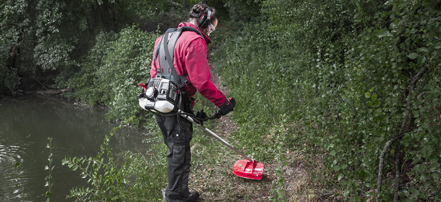 Чи безпечно косити бензокосою під час дощу: рекомендації та поради