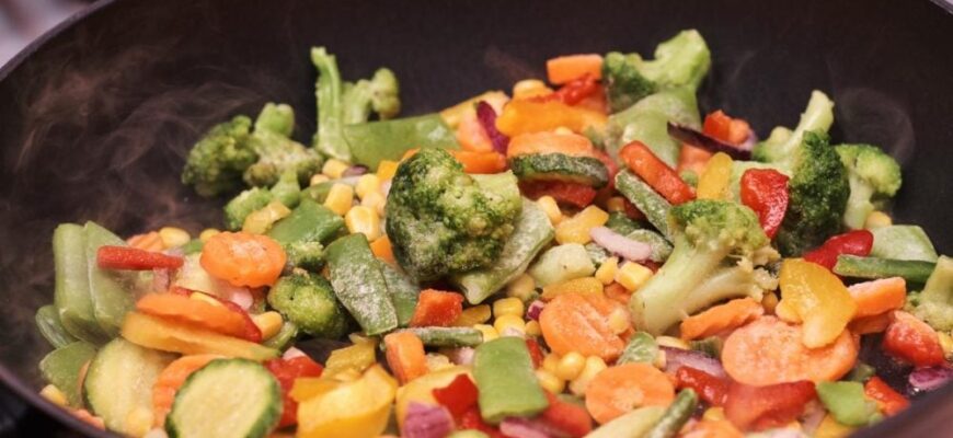 Чи варто розморожувати овочеву суміш перед смаженням: поради та факти