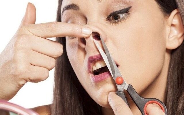 Чи безпечно видаляти волосся в носі пінцетом: поради та ризики