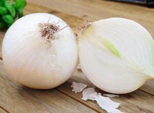 Чи корисно споживати цибулю на ніч: факти та поради дієтологів