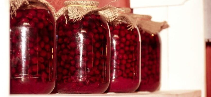 Як варити компот з вишень: простий рецепт для літа і зими