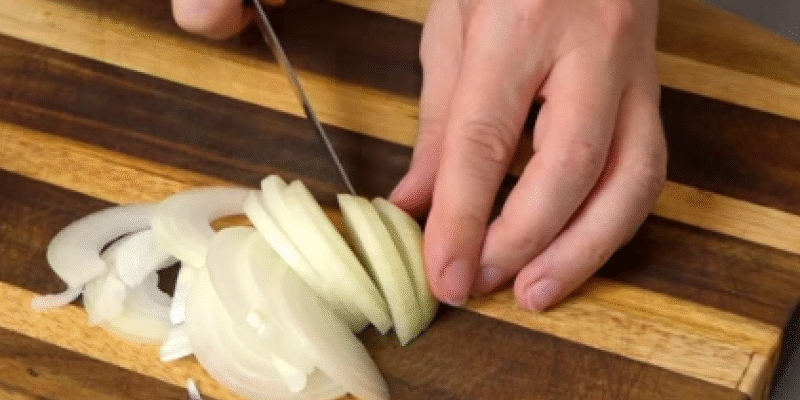 Ефективні методи: Як сушити цибулю в умовах підвищеної вологості