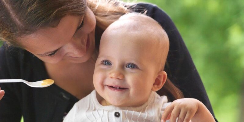 Що робити, якщо дитина 9 місяців не хоче їсти прикорм: поради батькам