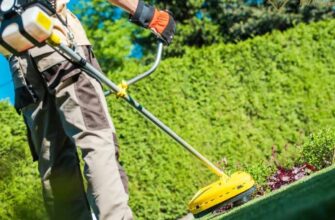 Чому косити мокру траву тримерами небезпечно: основні причини